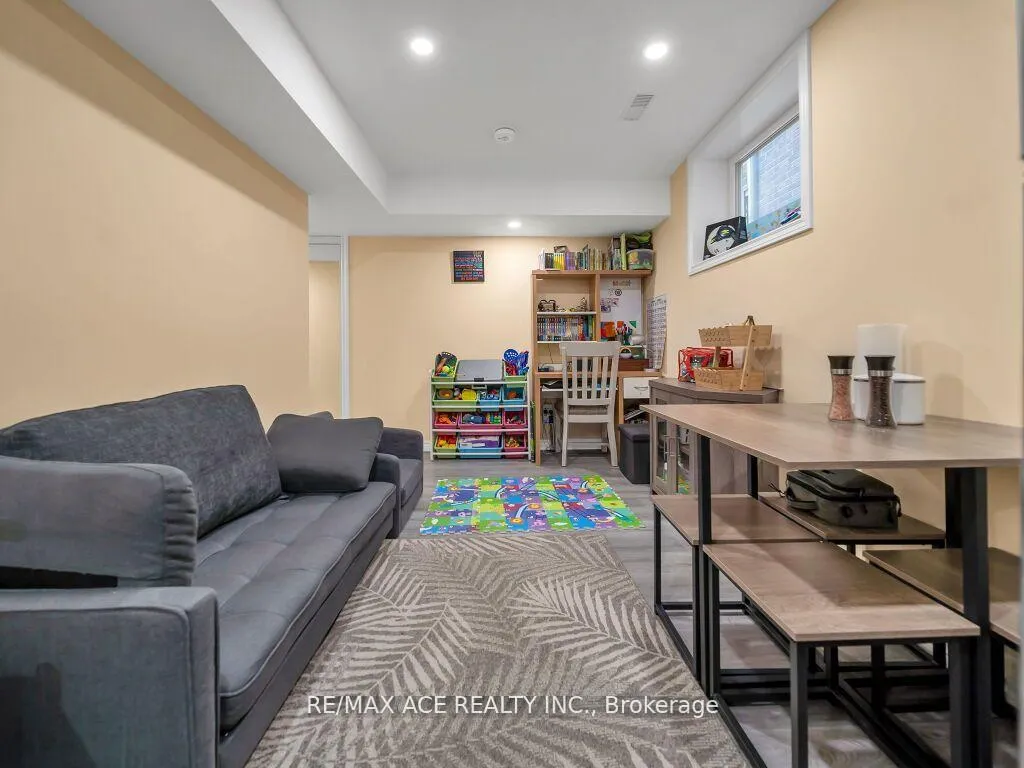 Photo 16 of 160 Kemp Crescent E, Guelph, Grange Road — HOMEH
