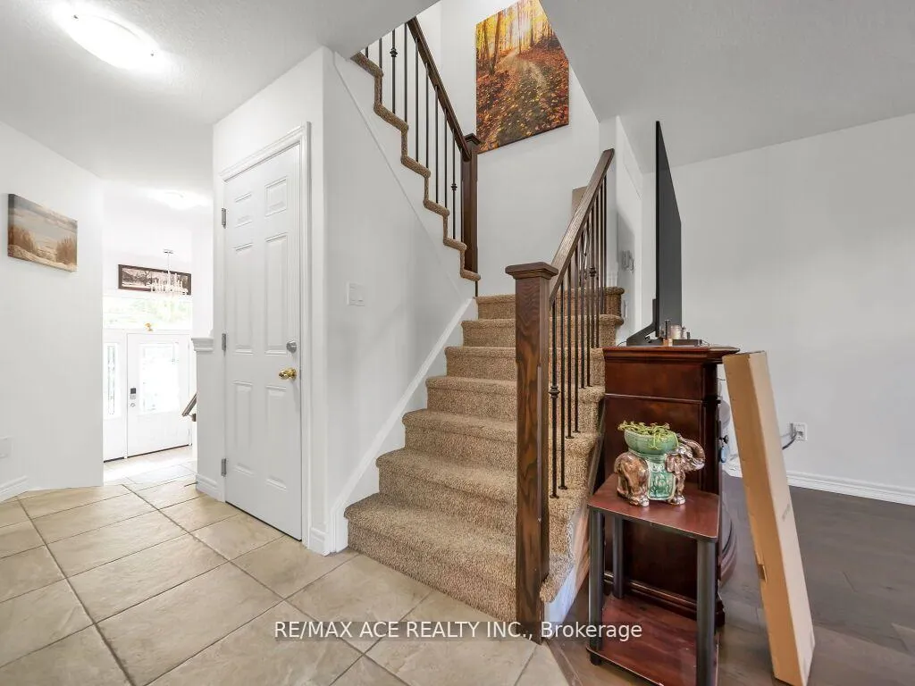 Photo 18 of 160 Kemp Crescent E, Guelph, Grange Road — HOMEH
