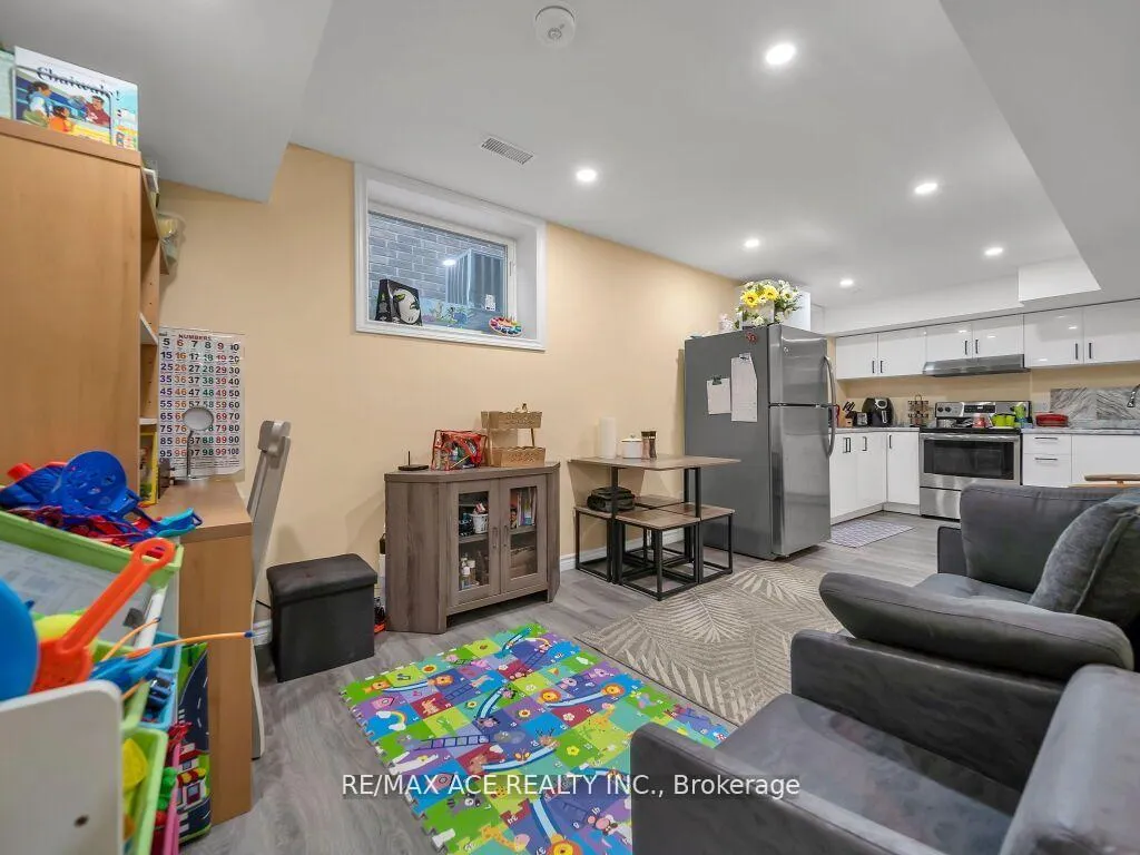 Photo 31 of 160 Kemp Crescent E, Guelph, Grange Road — HOMEH