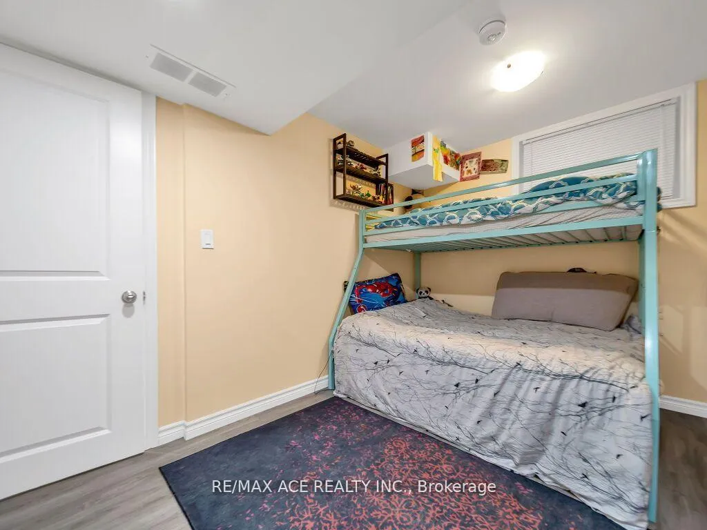 Photo 33 of 160 Kemp Crescent E, Guelph, Grange Road — HOMEH
