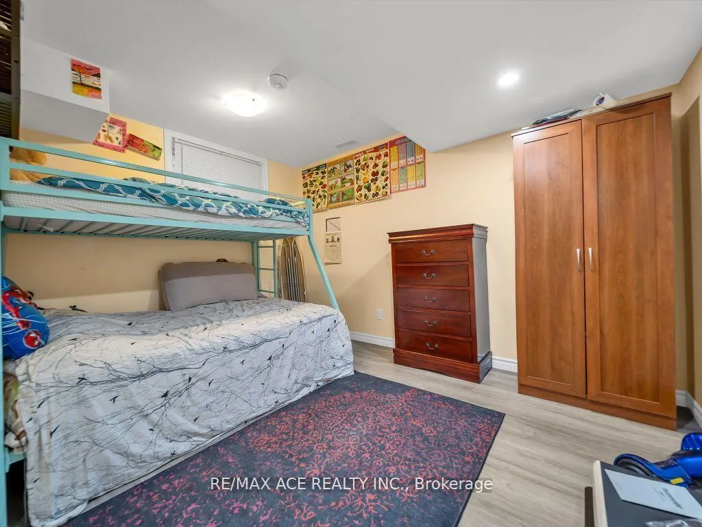Photo 35 of 160 Kemp Crescent E, Guelph, Grange Road — HOMEH