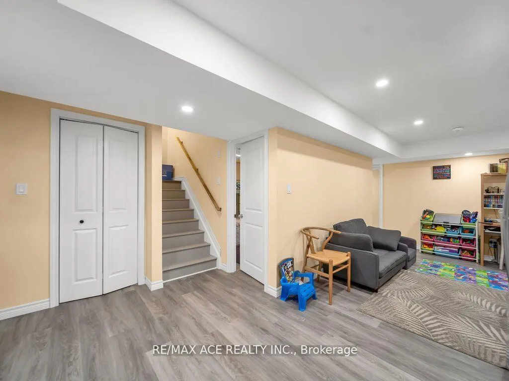 Photo 39 of 160 Kemp Crescent E, Guelph, Grange Road — HOMEH