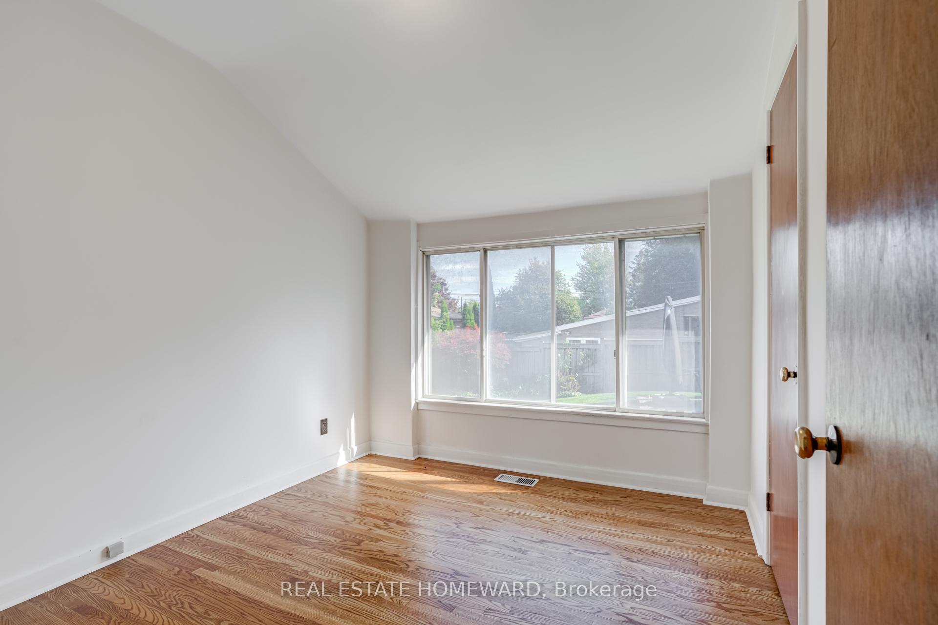 Photo 10 of 80 Wantanopa Crescent, Scarborough, Woburn — HOMEH