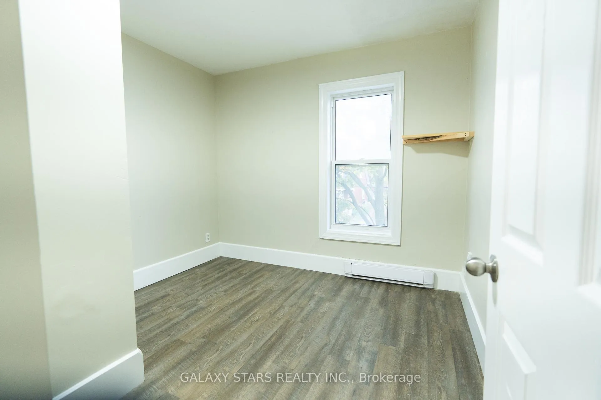 Photo 16 of 565 Romaine Street, Peterborough, Town Ward 3 — HOMEH