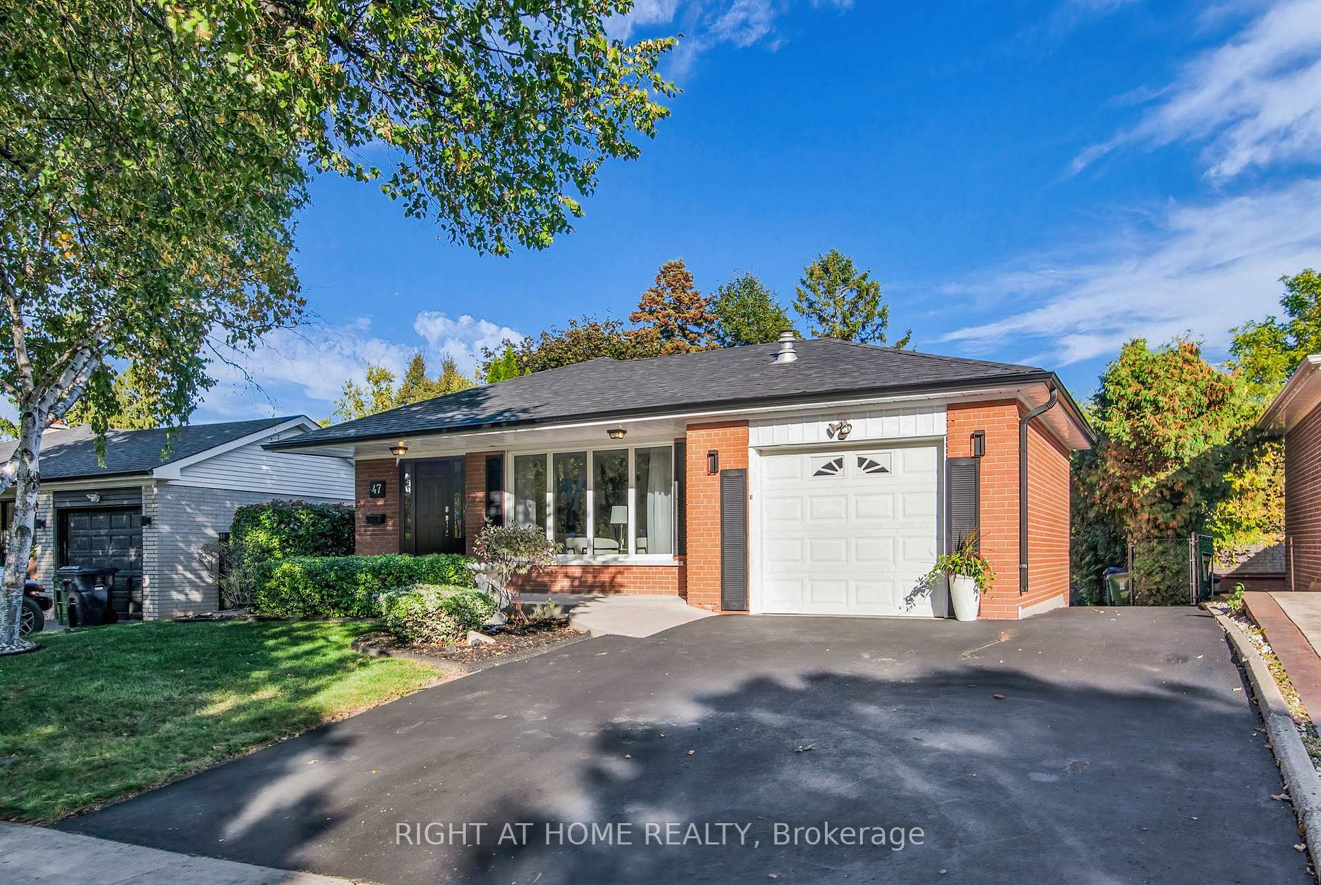 Photo 2 of 47 Dormington Drive, Scarborough, Woburn — HOMEH