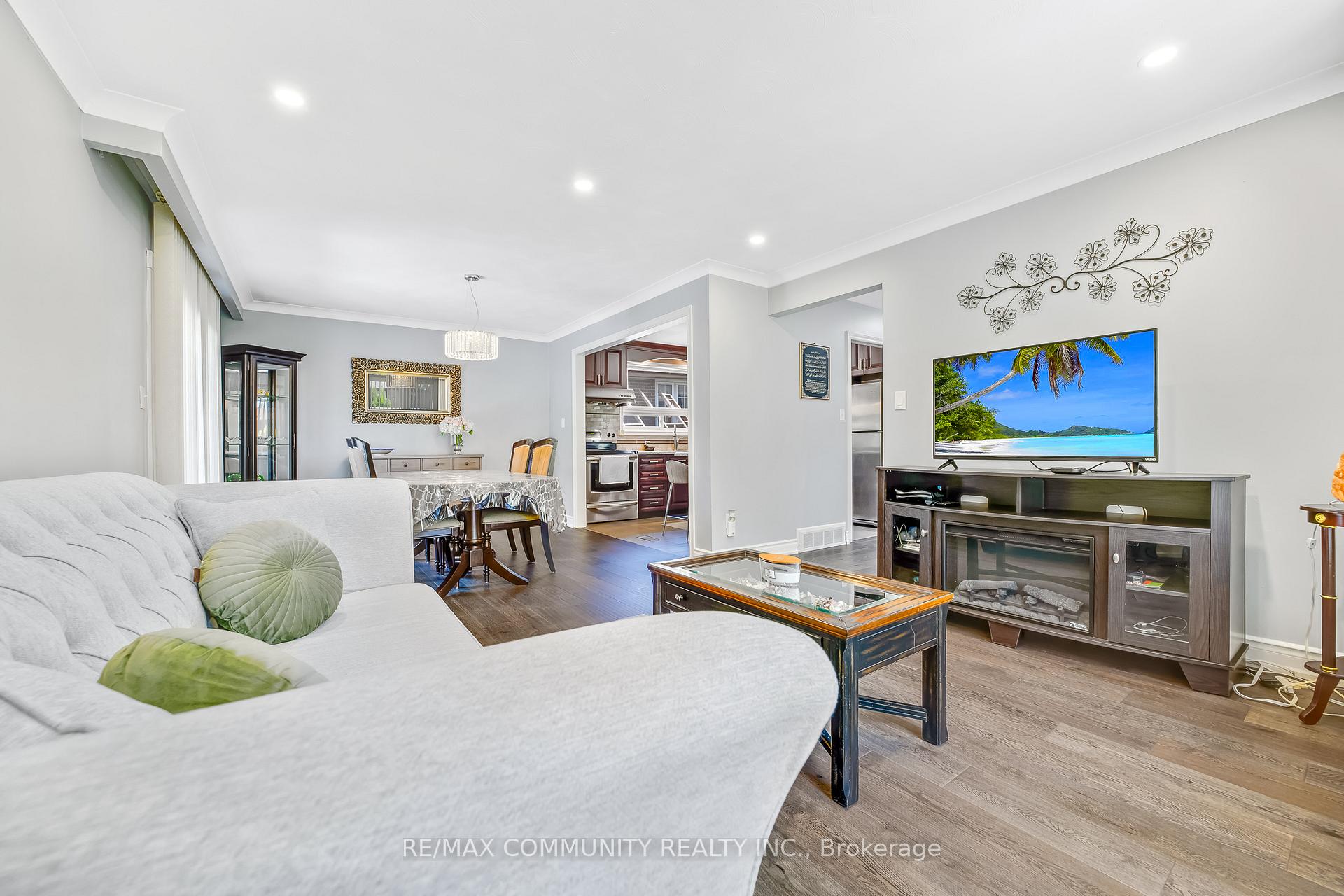 Photo 9 of 103 Packard Boulevard, Scarborough, Bendale — HOMEH