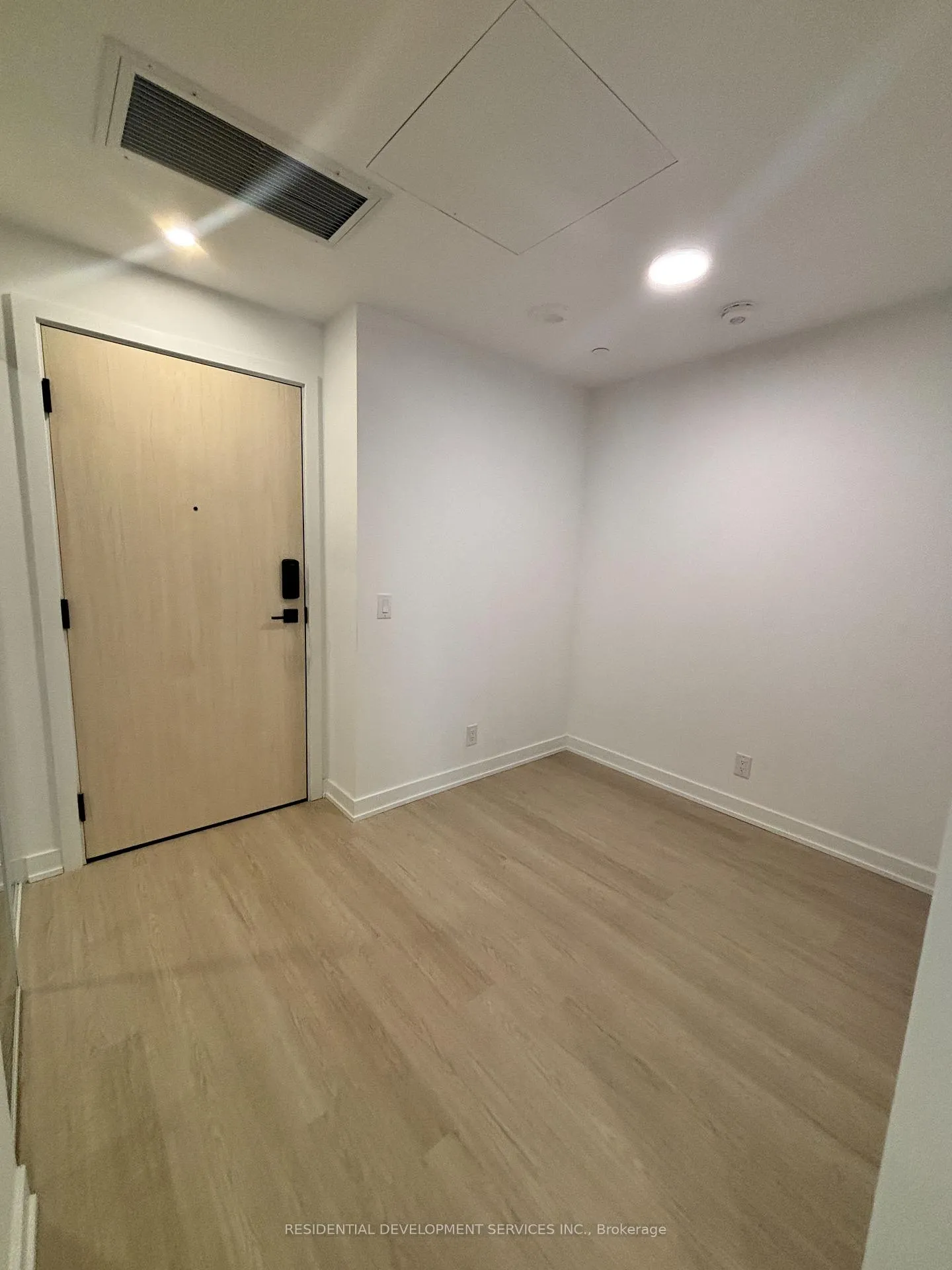 Photo 5 of Unit 302, 699 Sheppard Avenue E, North York, Bayview Village — HOMEH