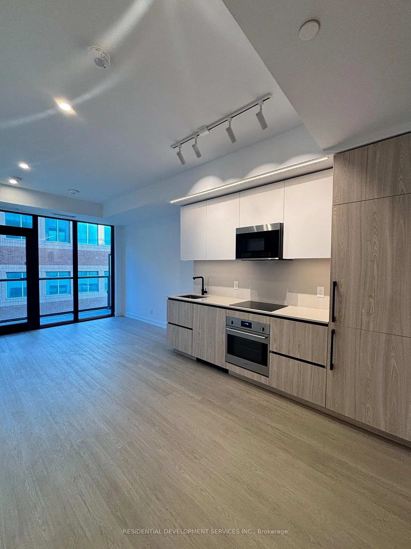 Photo 6 of Unit 302, 699 Sheppard Avenue E, North York, Bayview Village — HOMEH