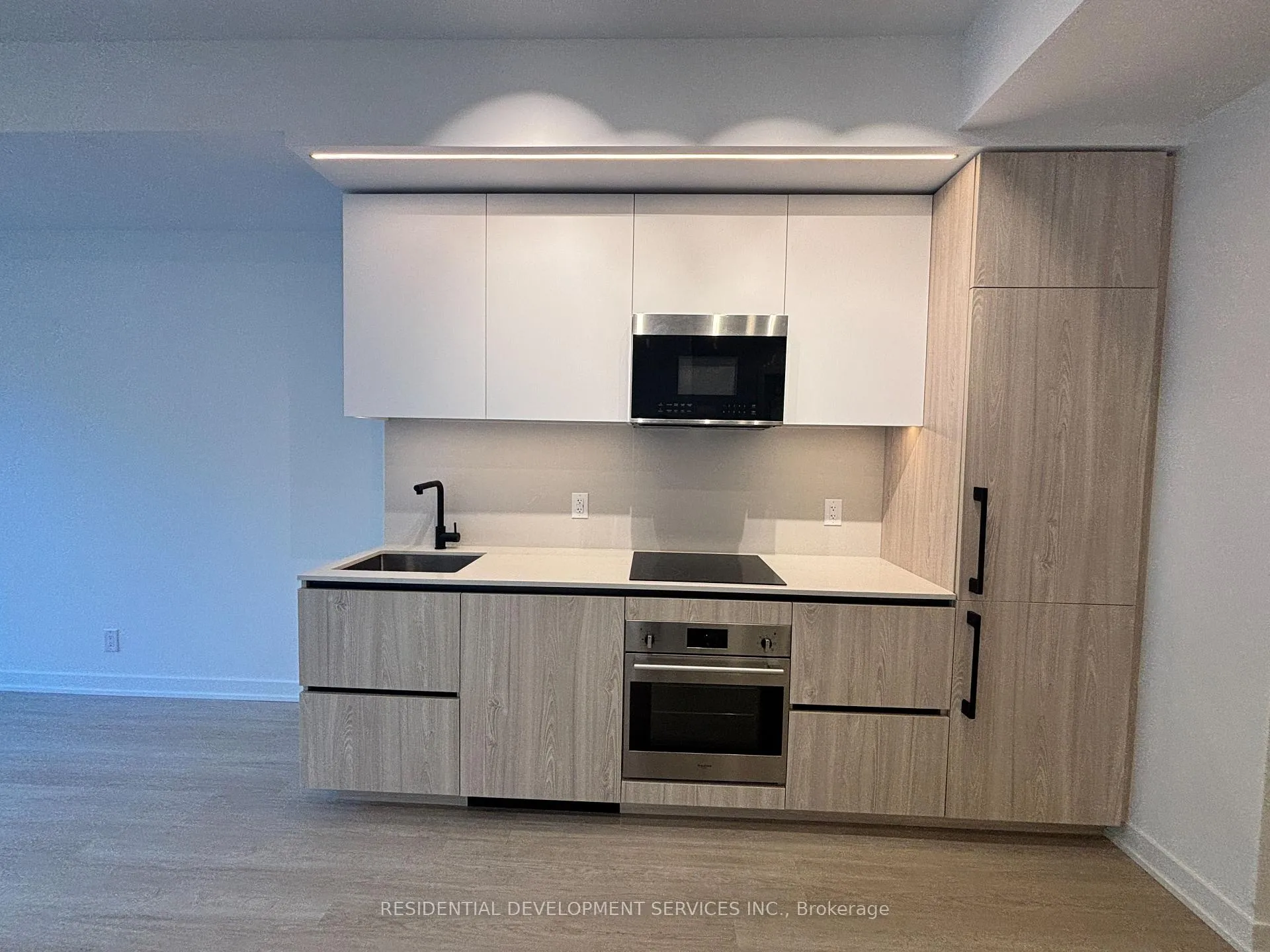 Photo 7 of Unit 302, 699 Sheppard Avenue E, North York, Bayview Village — HOMEH