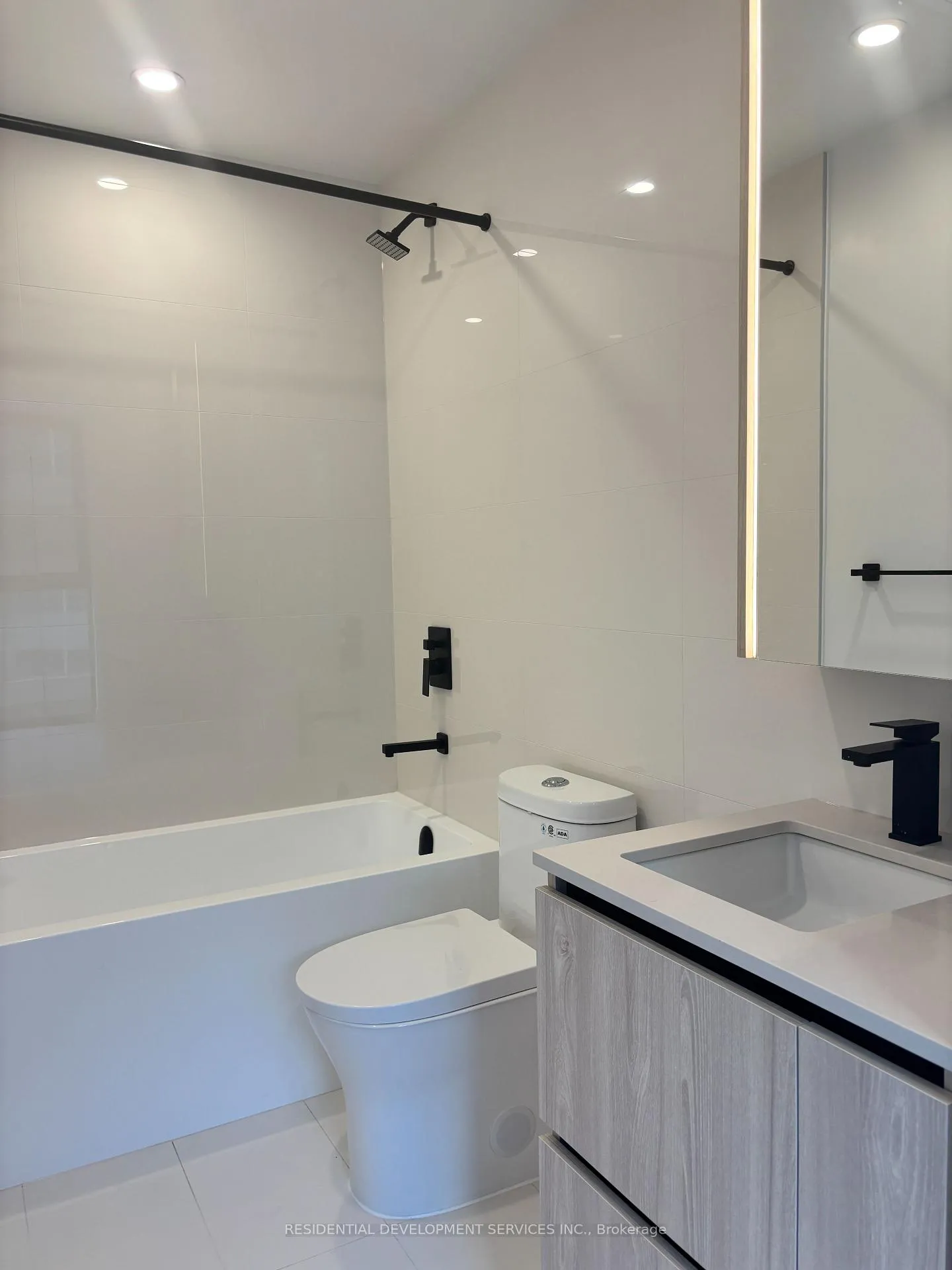 Photo 11 of Unit 302, 699 Sheppard Avenue E, North York, Bayview Village — HOMEH