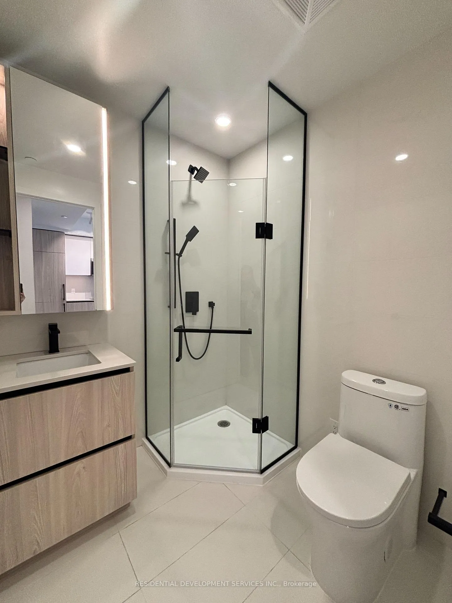 Photo 12 of Unit 302, 699 Sheppard Avenue E, North York, Bayview Village — HOMEH