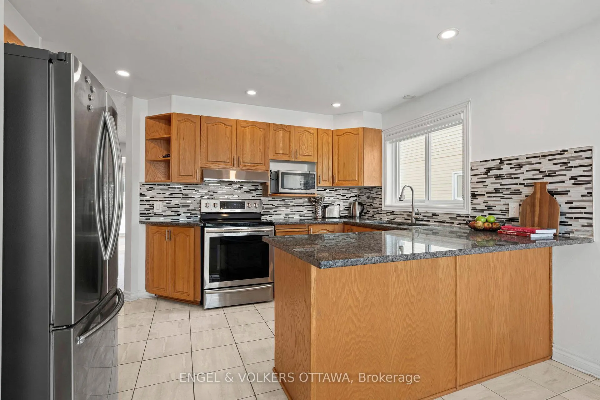 Photo 16 of 2060 Gardenway Drive, Ottawa, Fallingbrook/Gardenway South — HOMEH