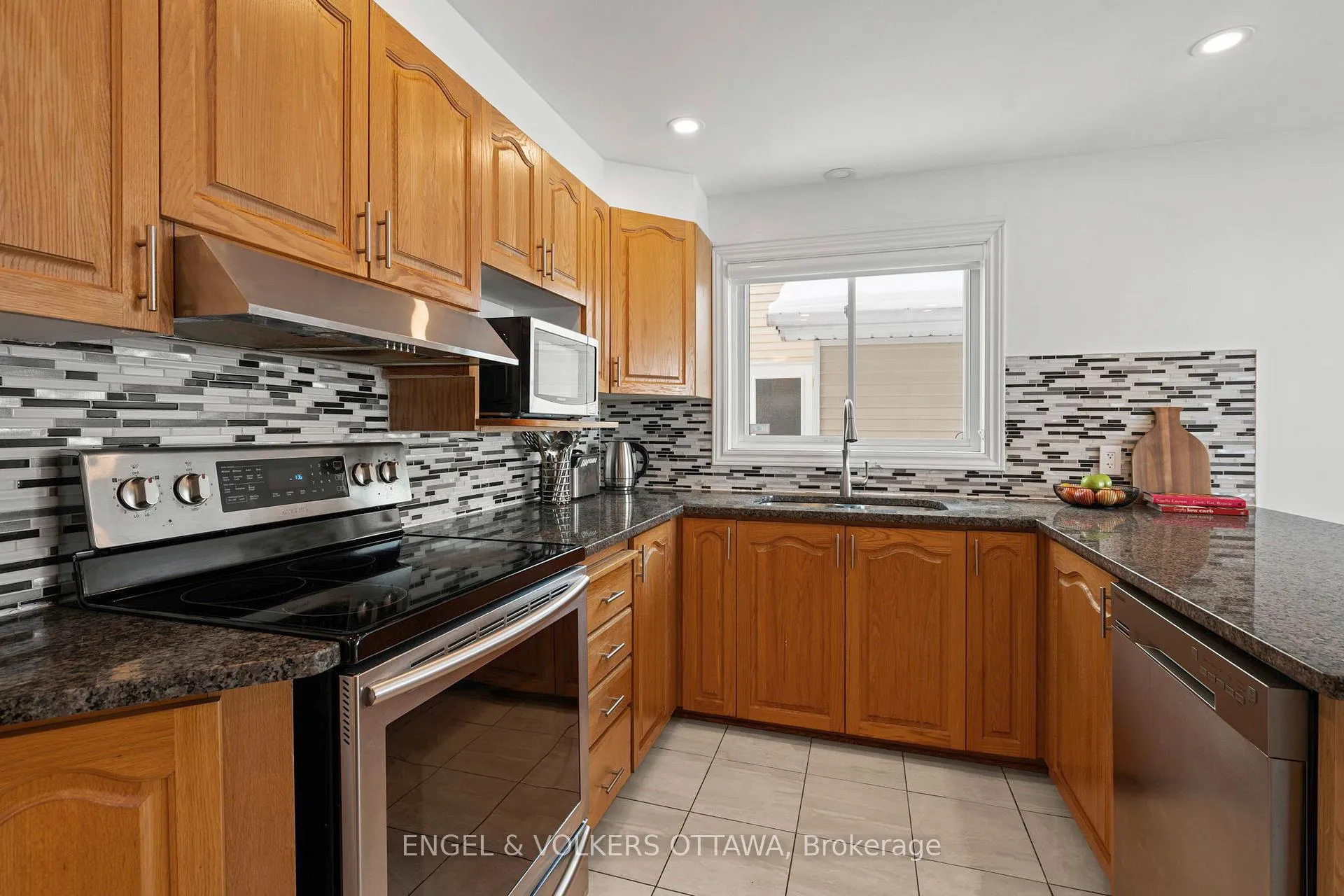 Photo 23 of 2060 Gardenway Drive, Ottawa, Fallingbrook/Gardenway South — HOMEH