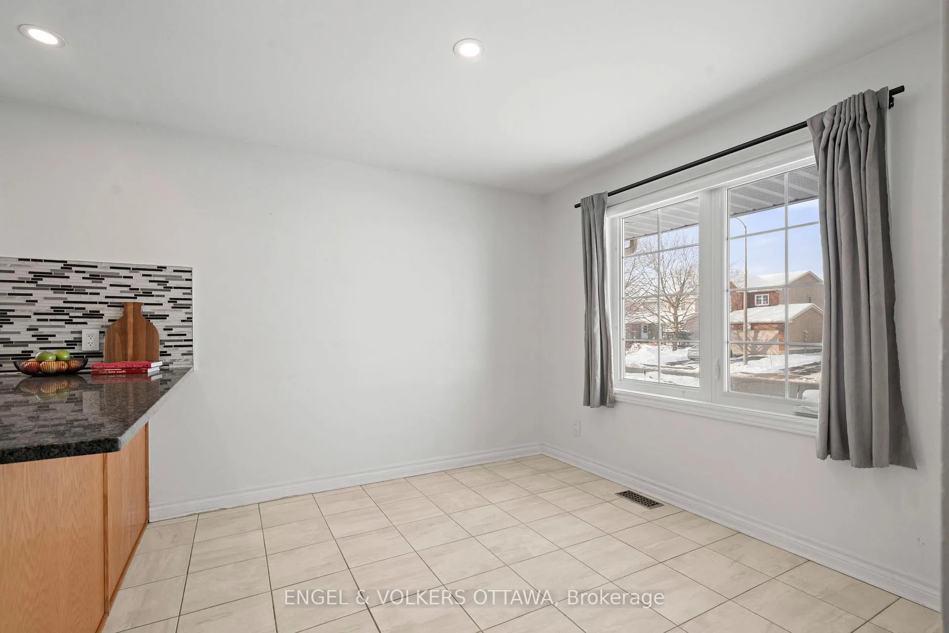 Photo 33 of 2060 Gardenway Drive, Ottawa, Fallingbrook/Gardenway South — HOMEH