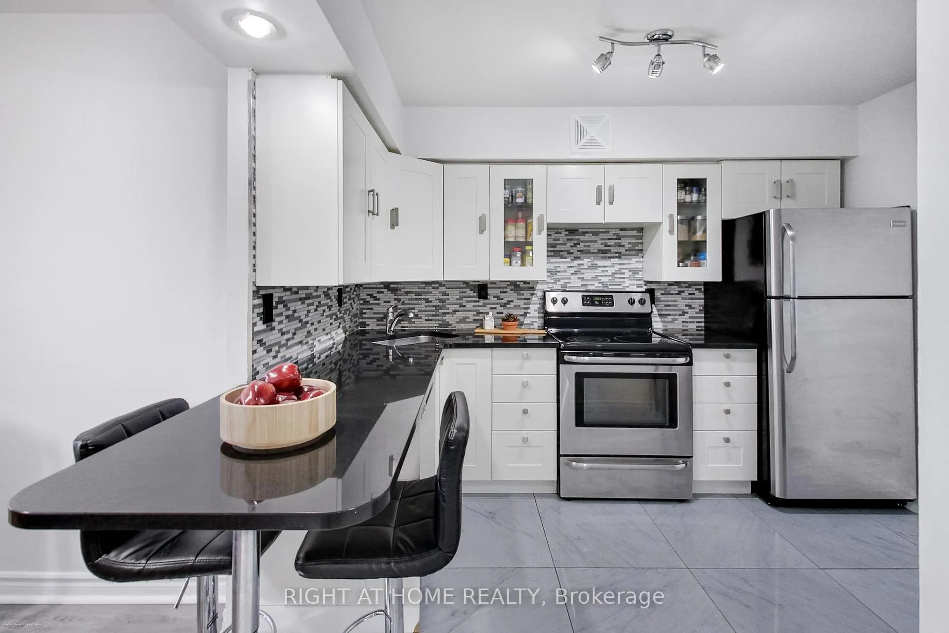 Photo 2 of Unit 1109, 4 Park Vista, Toronto, O'Connor-Parkview — HOMEH
