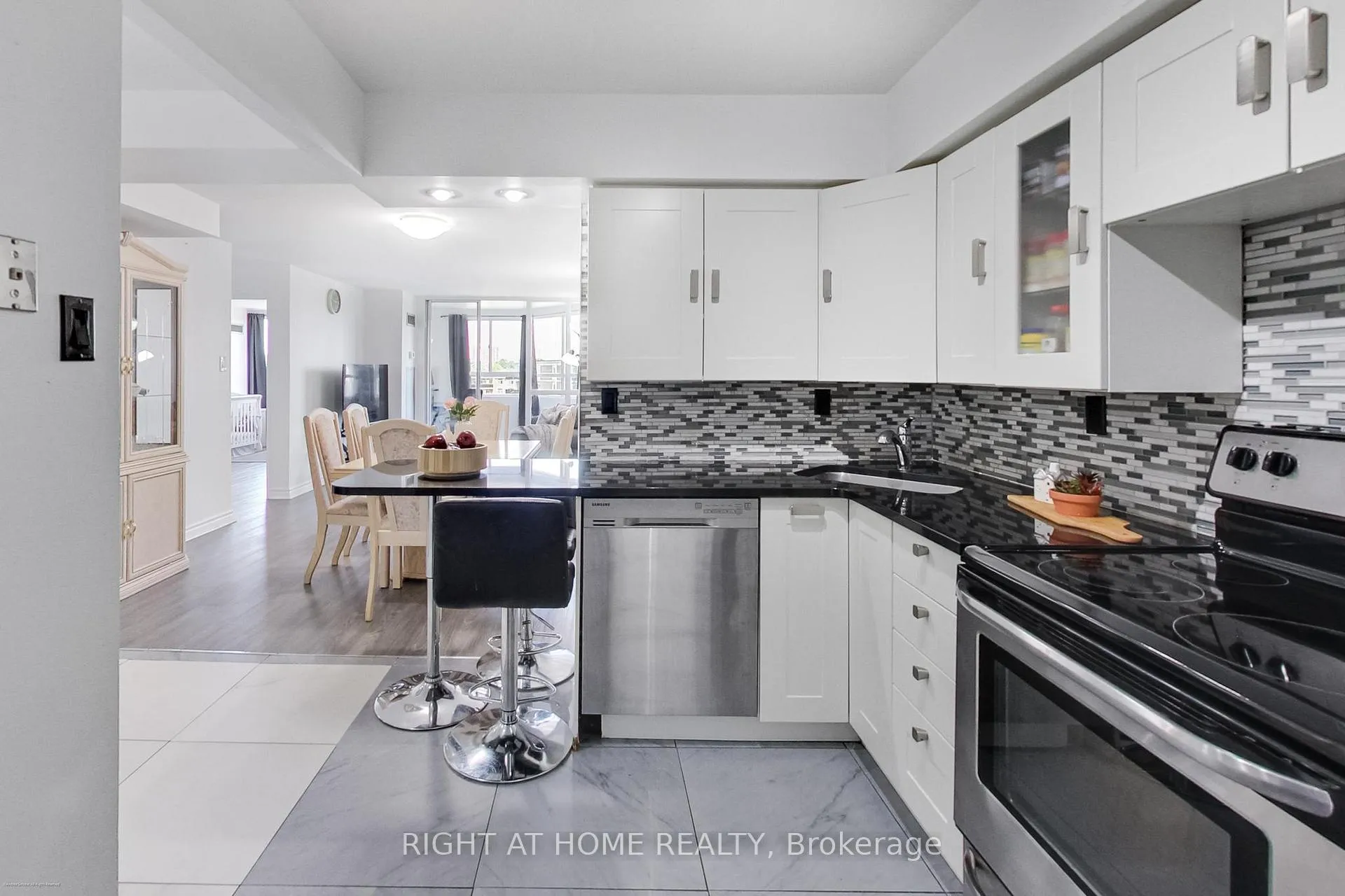 Photo 3 of Unit 1109, 4 Park Vista, Toronto, O'Connor-Parkview — HOMEH