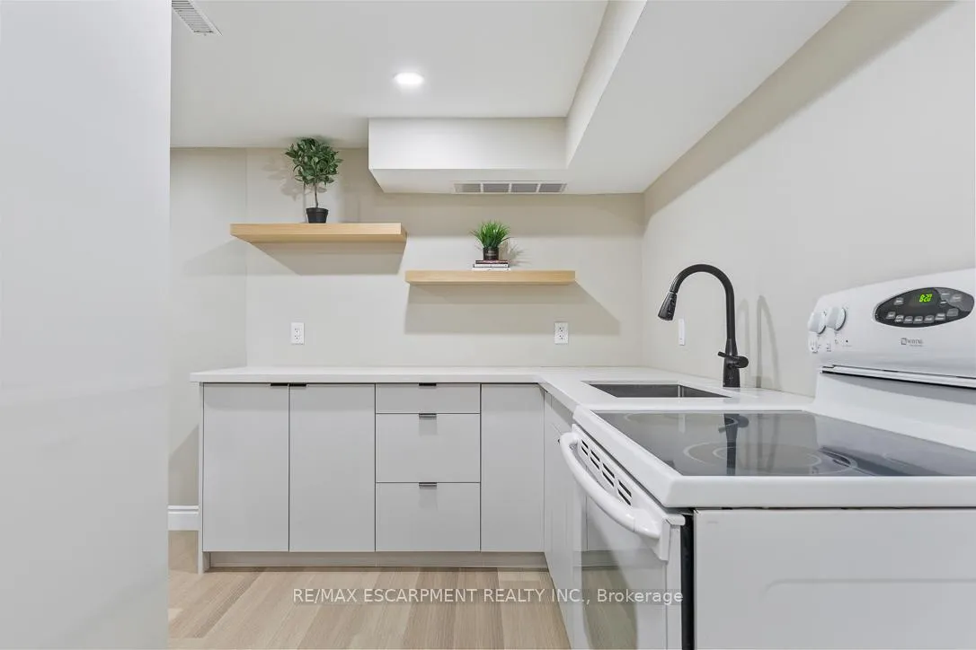 Photo 38 of 1 Parkway Place, Hamilton, Dundas — HOMEH