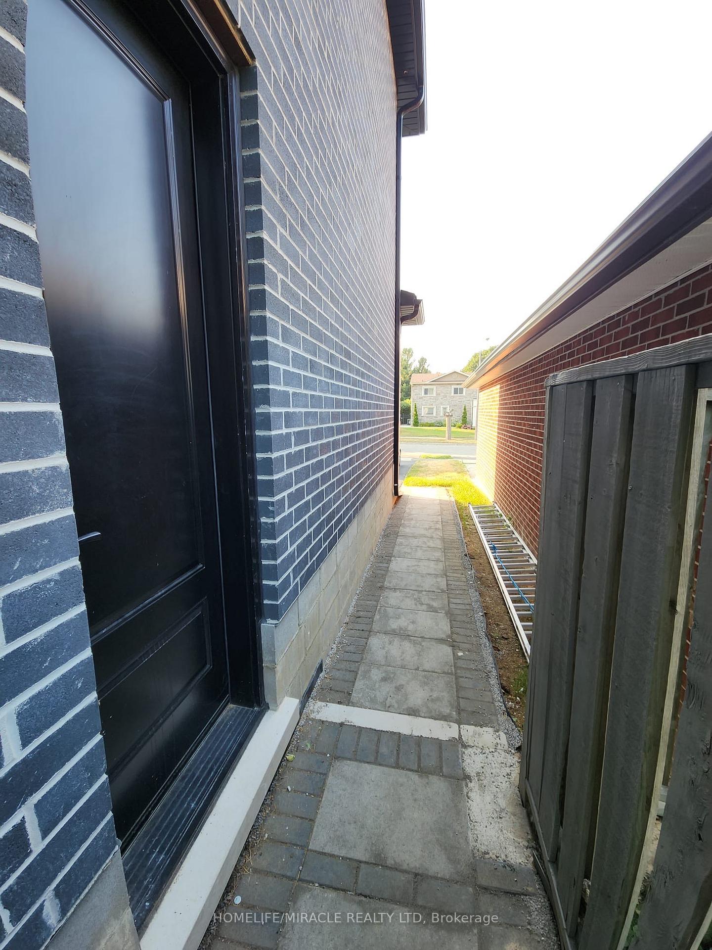 Photo 2 of 124 Pegasus Trail, Scarborough, Woburn — HOMEH
