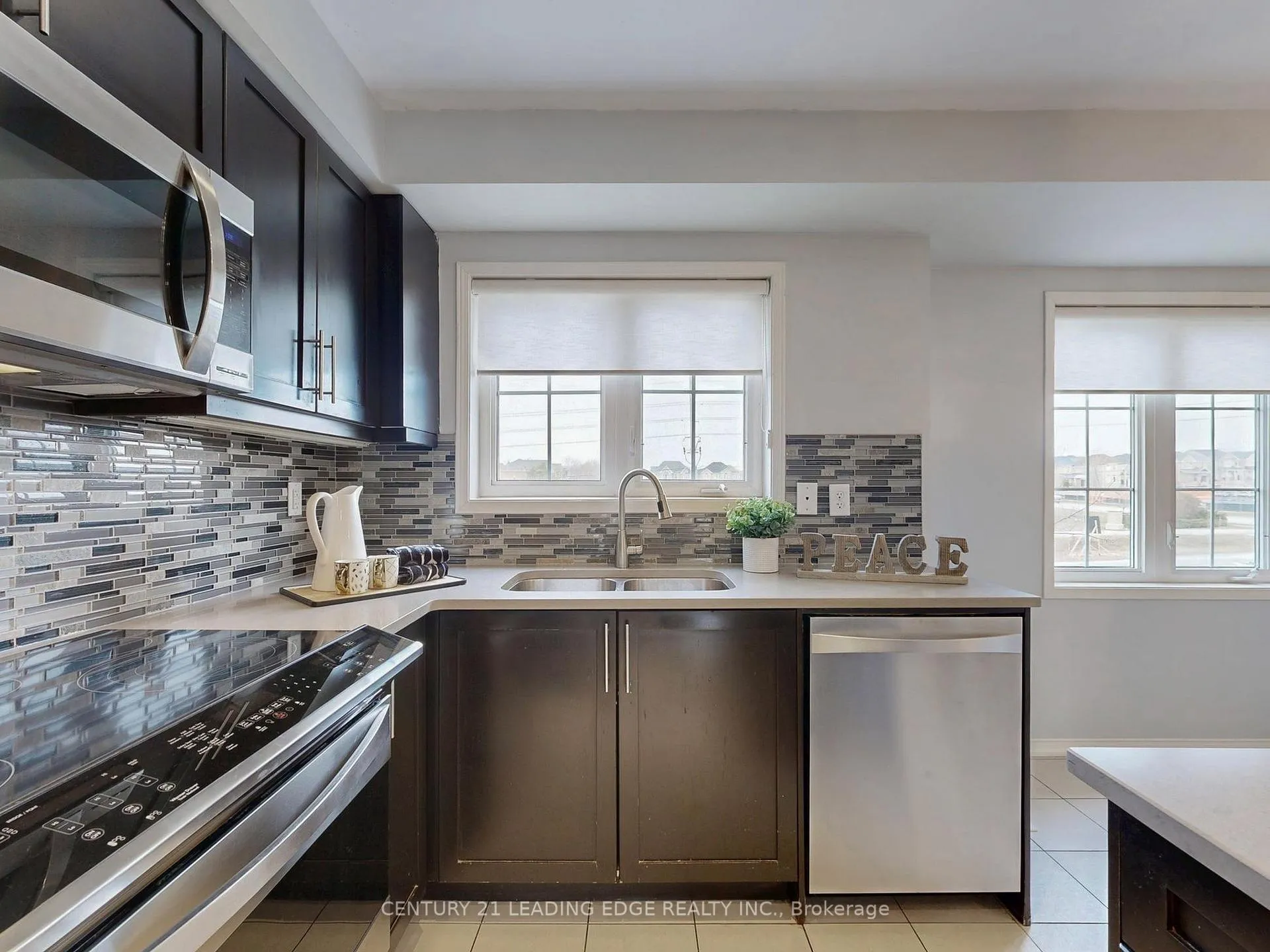 Photo 15 of 423 Rossland Road E, Ajax, Central East — HOMEH