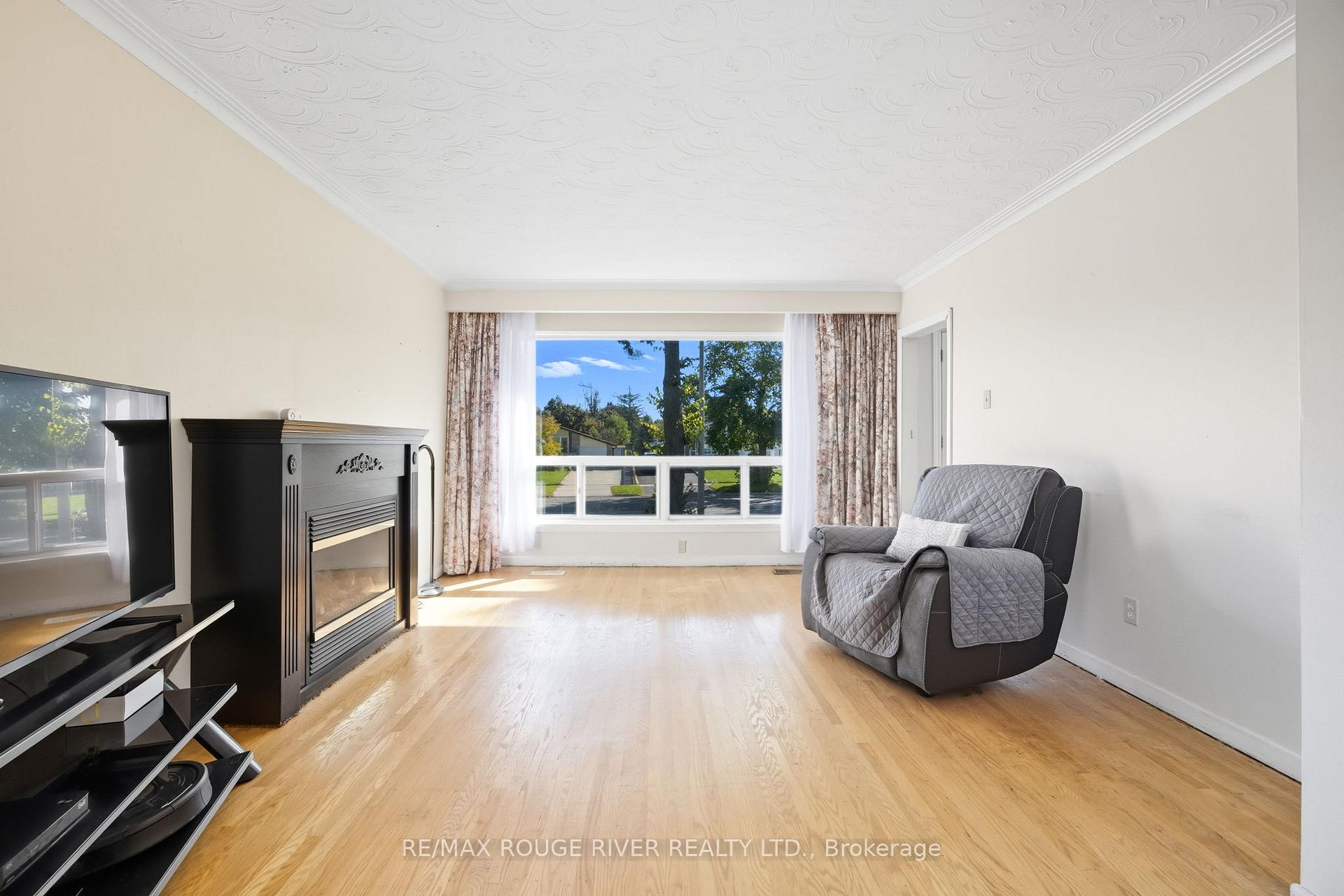 Photo 5 of 412 Brimorton Drive, Scarborough, Woburn — HOMEH