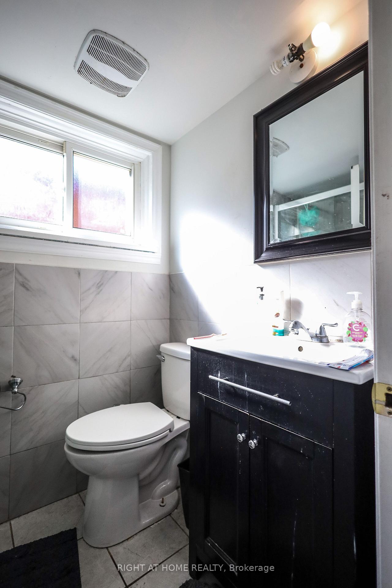 Photo 2 of 3261 Lawrence Avenue E, Scarborough, Woburn — HOMEH