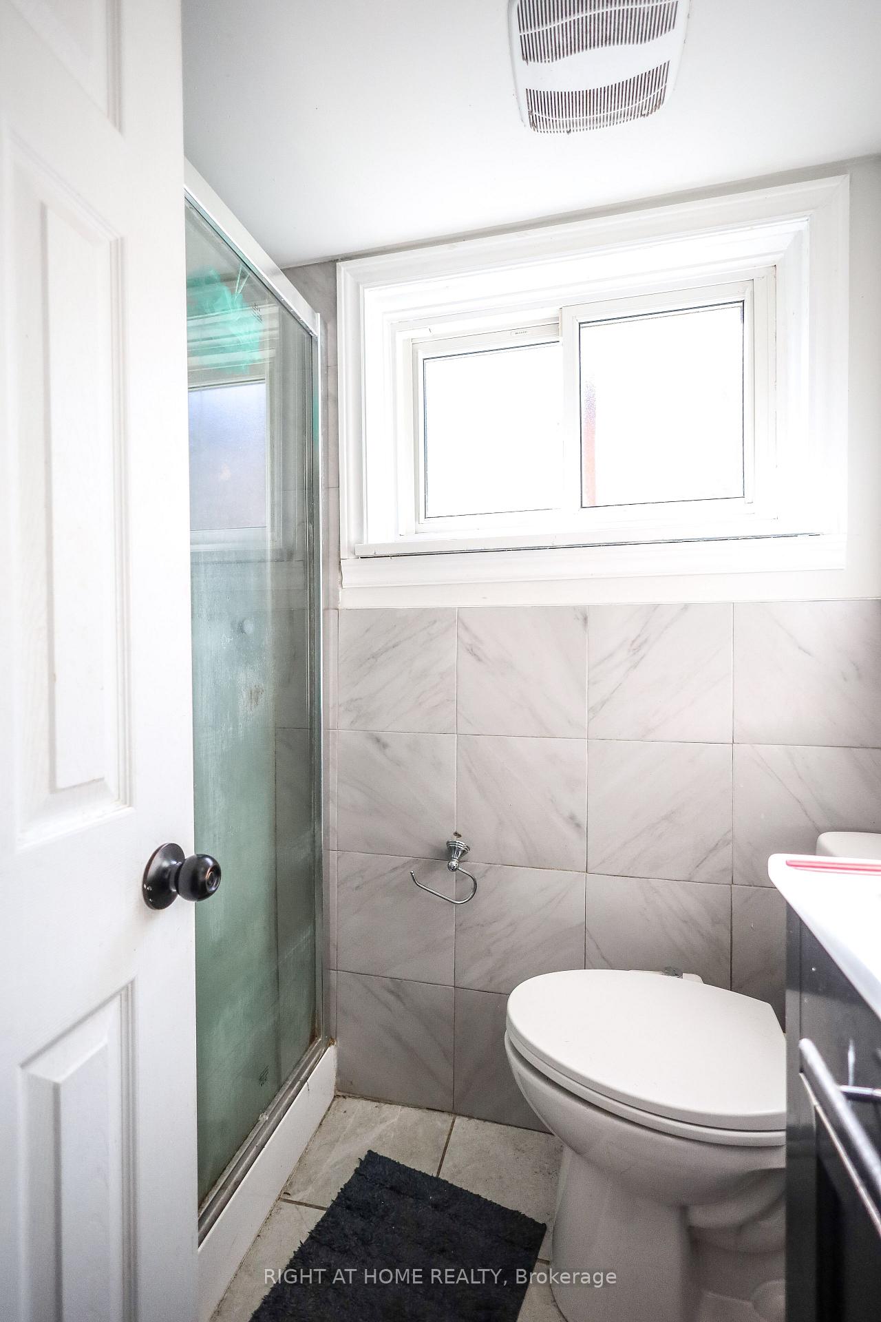 Photo 3 of 3261 Lawrence Avenue E, Scarborough, Woburn — HOMEH
