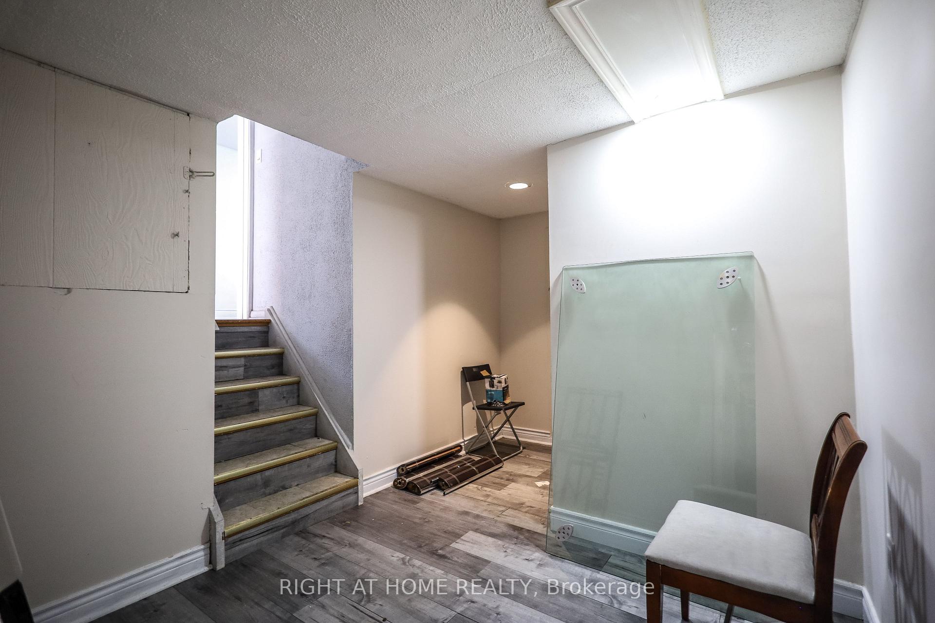 Photo 4 of 3261 Lawrence Avenue E, Scarborough, Woburn — HOMEH