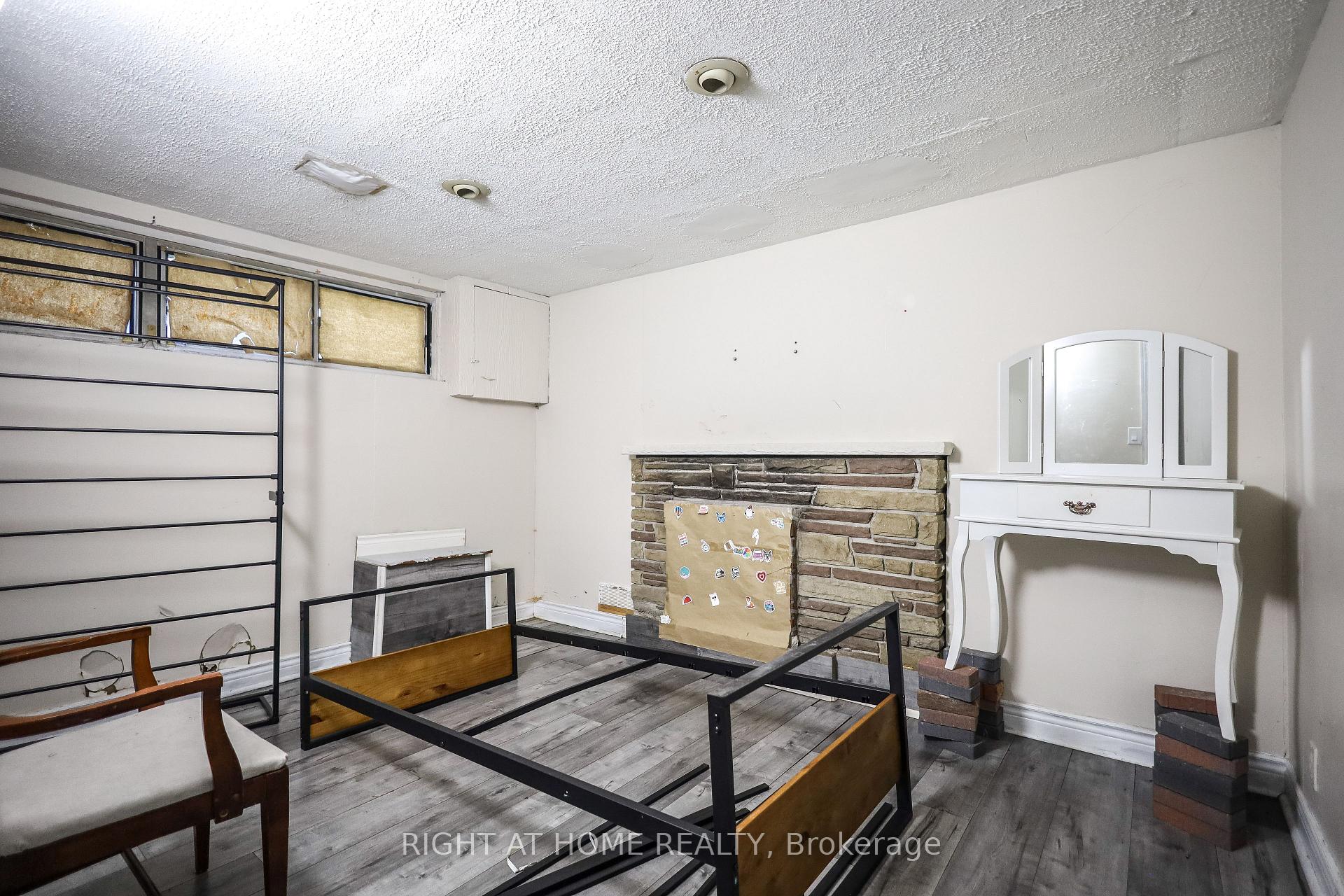 Photo 5 of 3261 Lawrence Avenue E, Scarborough, Woburn — HOMEH