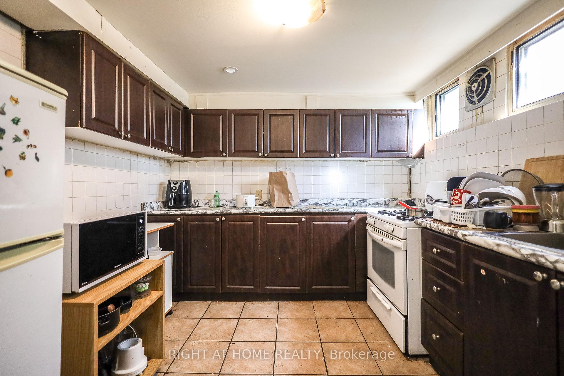 Photo 6 of 3261 Lawrence Avenue E, Scarborough, Woburn — HOMEH