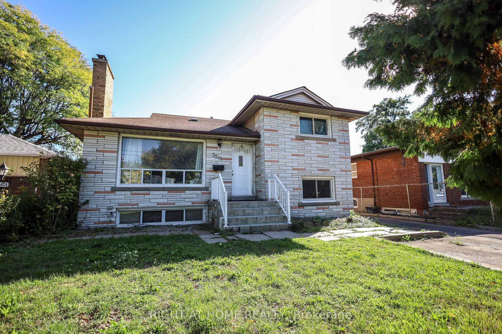 Photo 1 of 3261 Lawrence Avenue E, Scarborough, Woburn — HOMEH