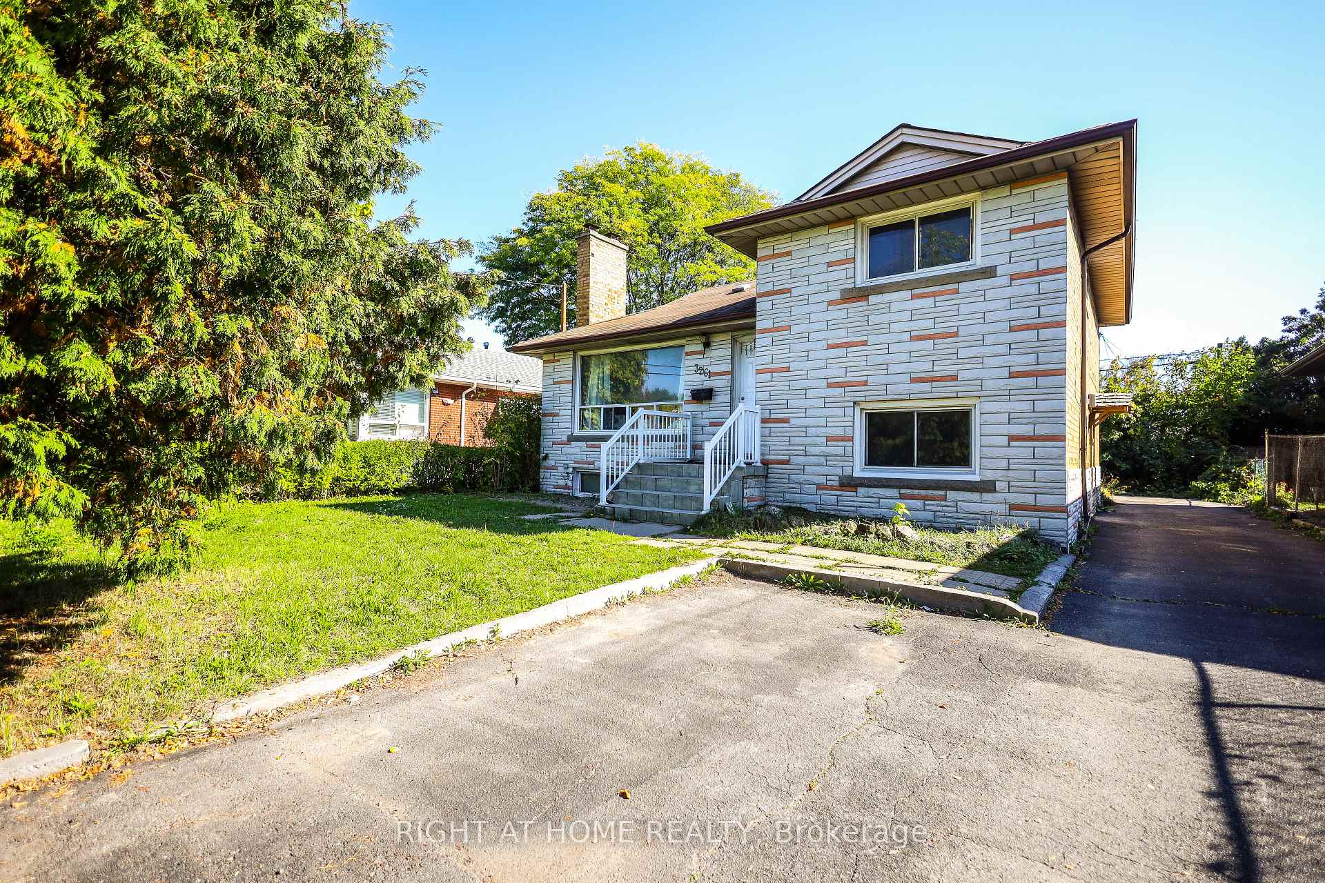 Photo 14 of 3261 Lawrence Avenue E, Scarborough, Woburn — HOMEH