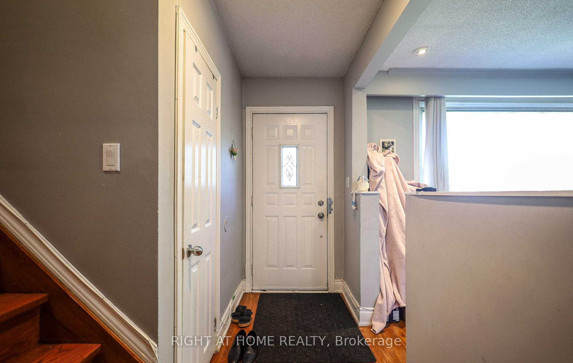 Photo 16 of 3261 Lawrence Avenue E, Scarborough, Woburn — HOMEH
