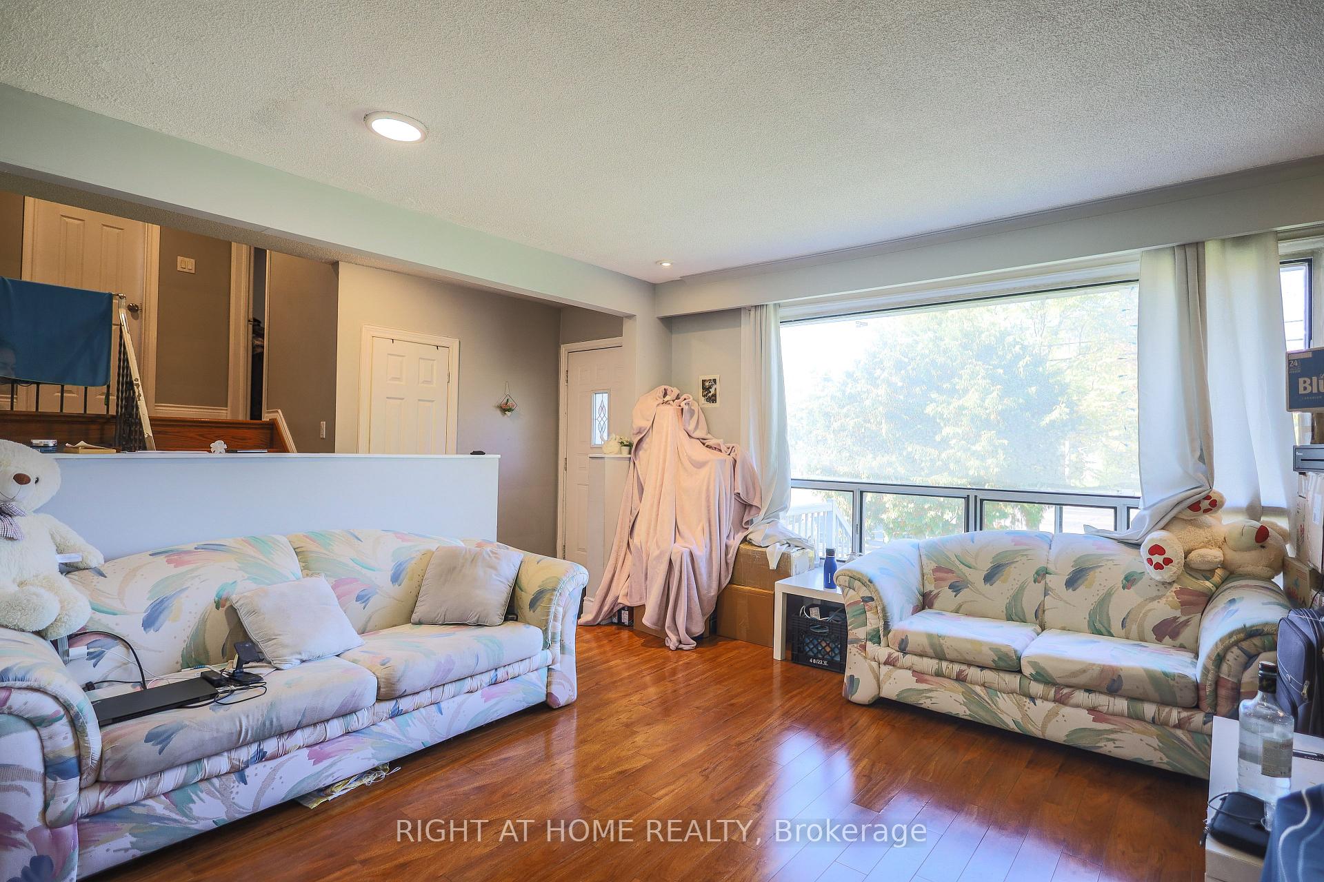 Photo 17 of 3261 Lawrence Avenue E, Scarborough, Woburn — HOMEH