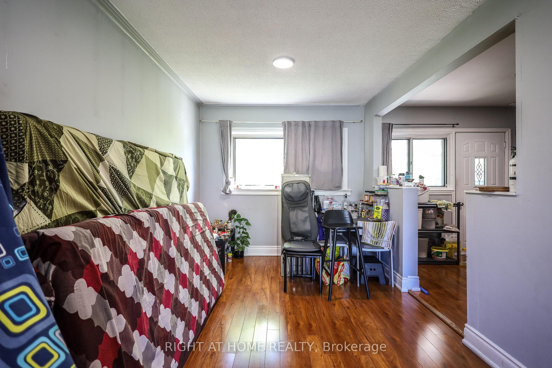Photo 19 of 3261 Lawrence Avenue E, Scarborough, Woburn — HOMEH