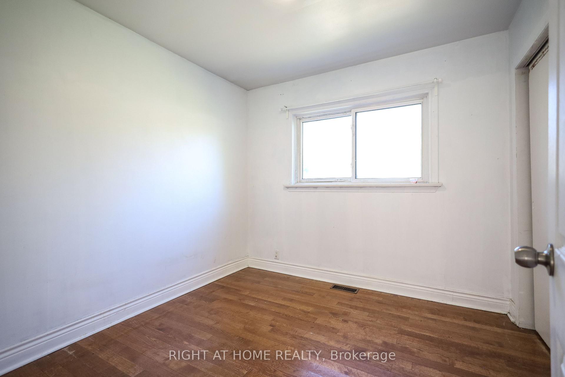 Photo 31 of 3261 Lawrence Avenue E, Scarborough, Woburn — HOMEH