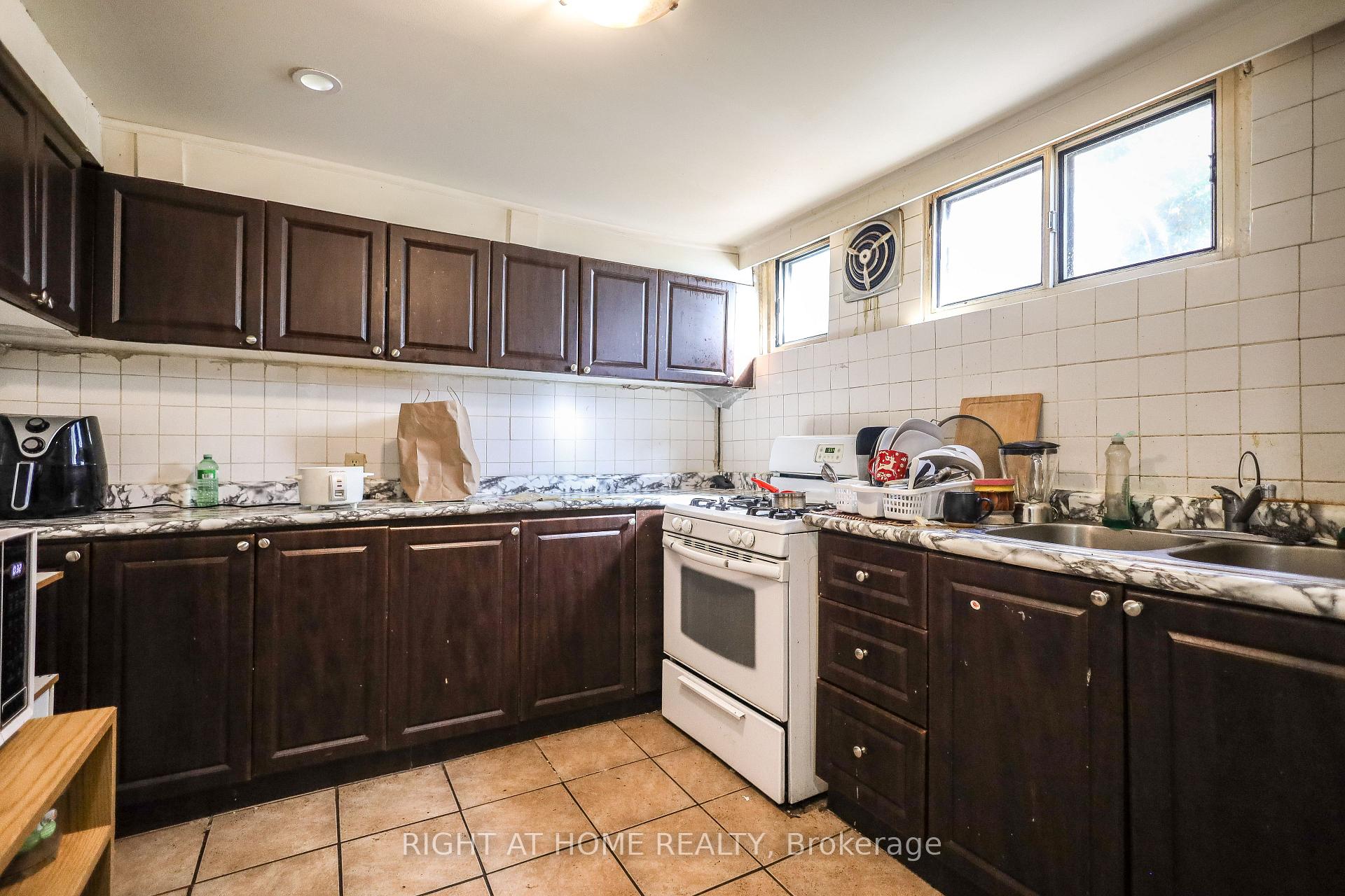 Photo 38 of 3261 Lawrence Avenue E, Scarborough, Woburn — HOMEH