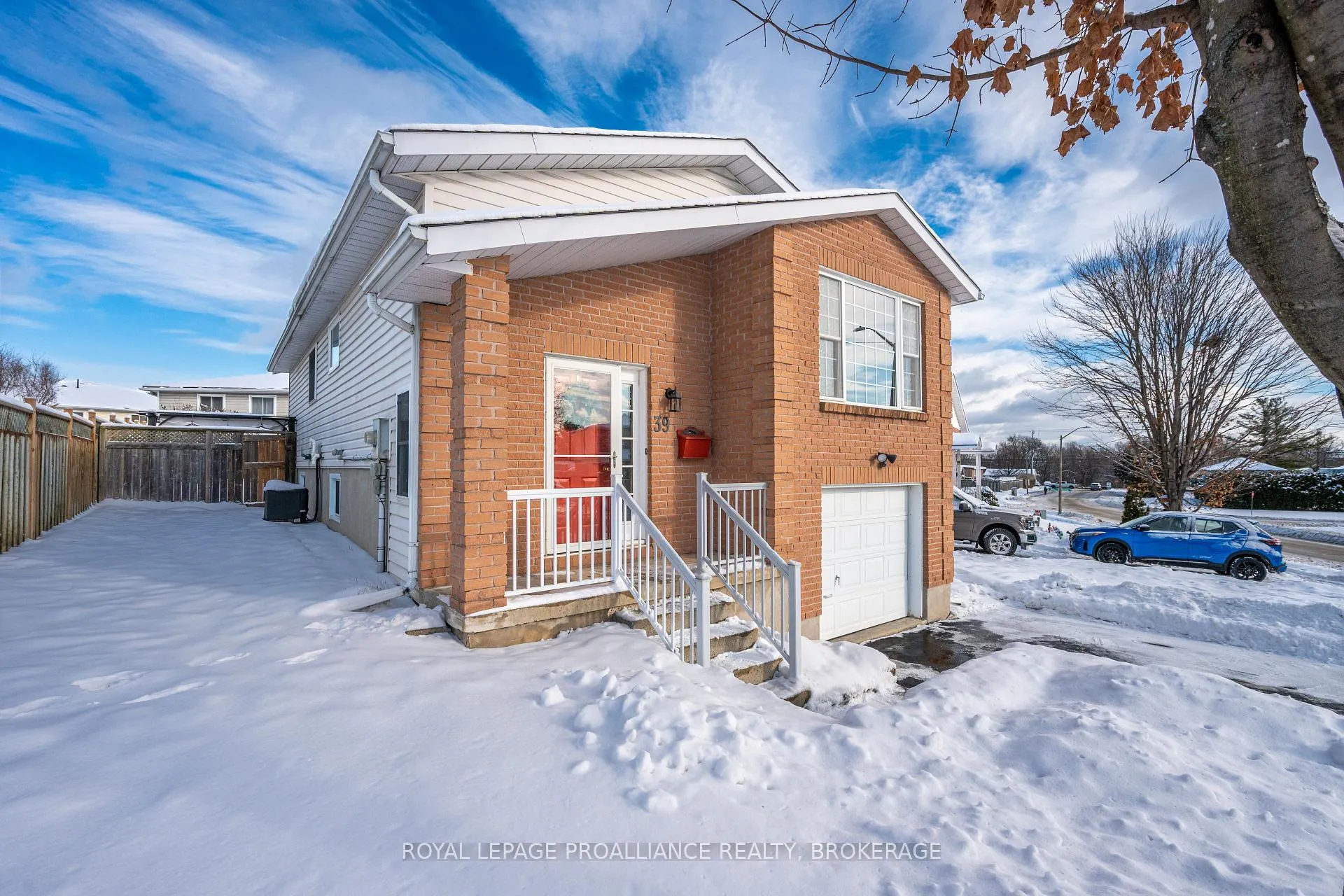 Photo 3 of 39 Esdon Street, Kingston, Rideau — HOMEH