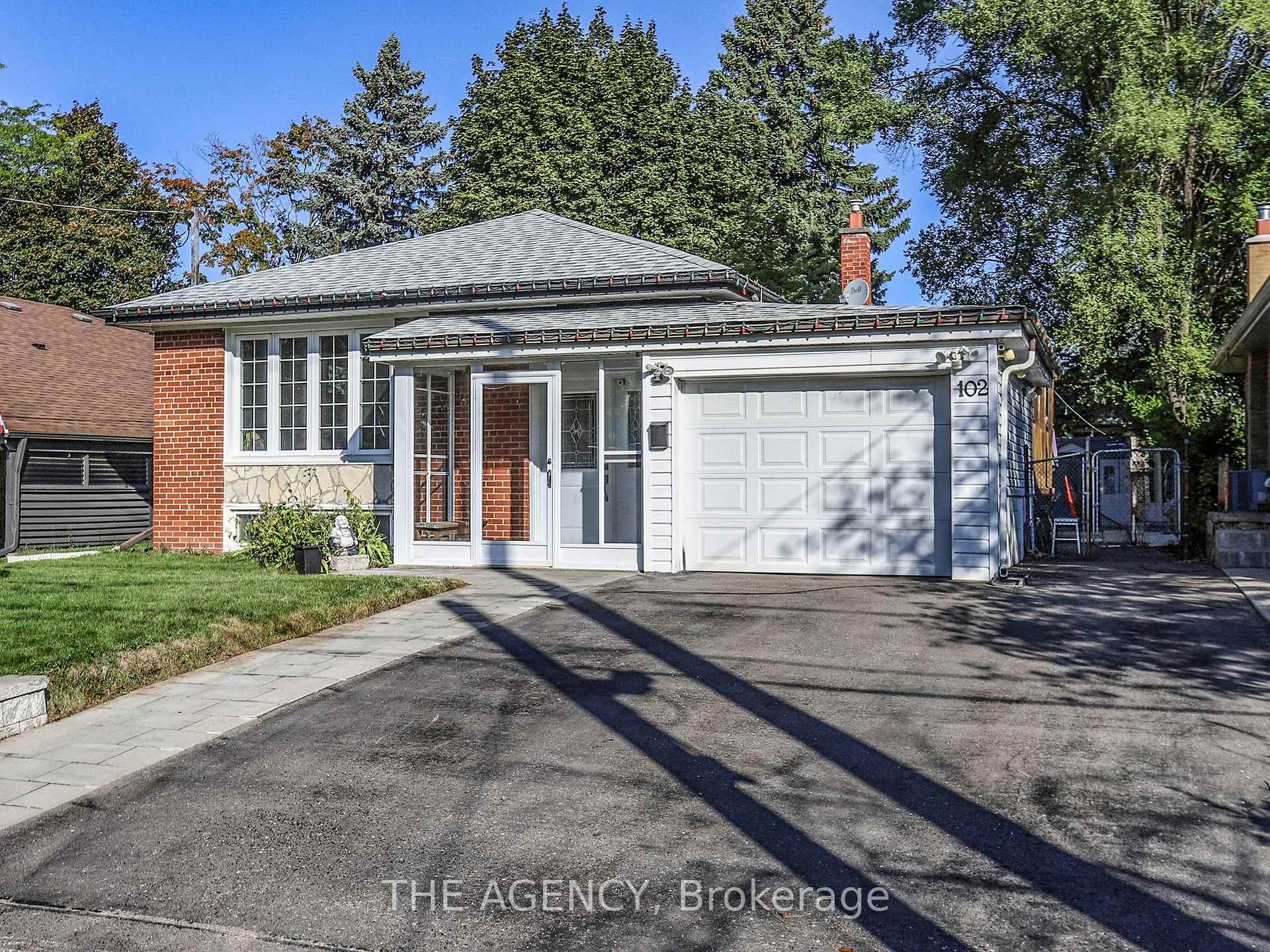 Photo 3 of 102 Meldazy Drive, Scarborough, Bendale — HOMEH