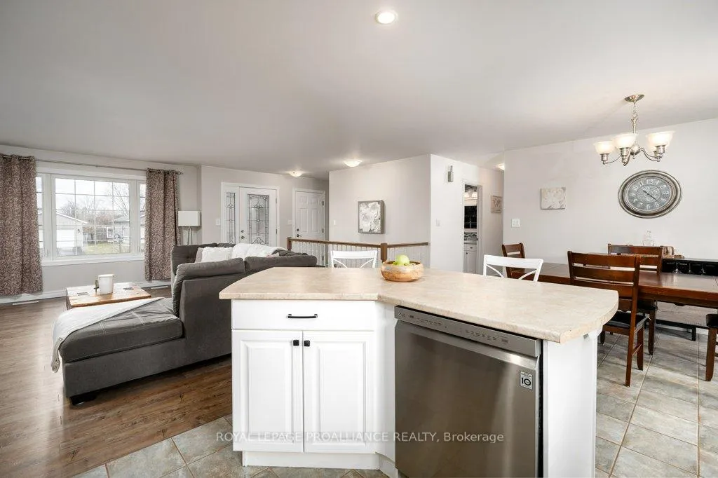 Photo 15 of 27 Forest Valley Drive, Quinte West, Frankford Ward — HOMEH