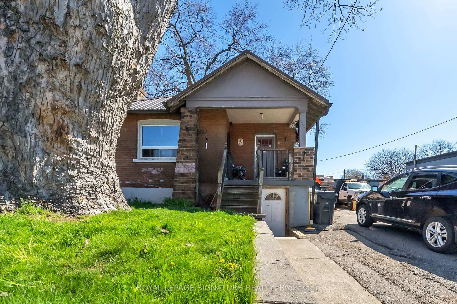 Front of 5 Elward Boulevard
