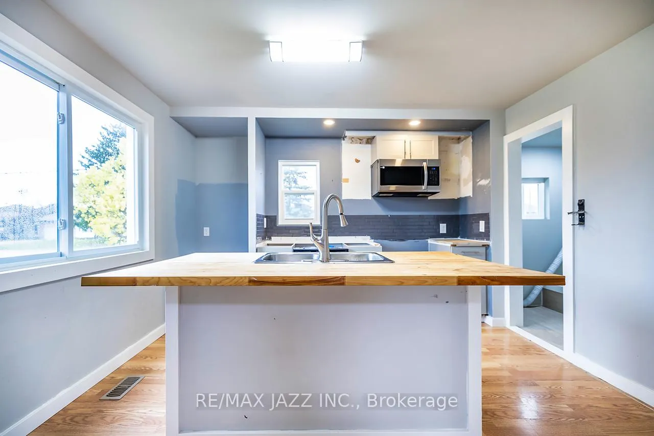 Photo 2 of 355 Lakeland Crescent, Brock, Beaverton — HOMEH