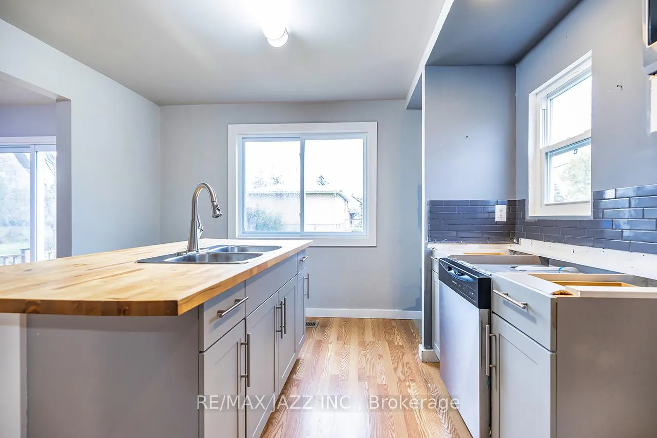 Photo 3 of 355 Lakeland Crescent, Brock, Beaverton — HOMEH