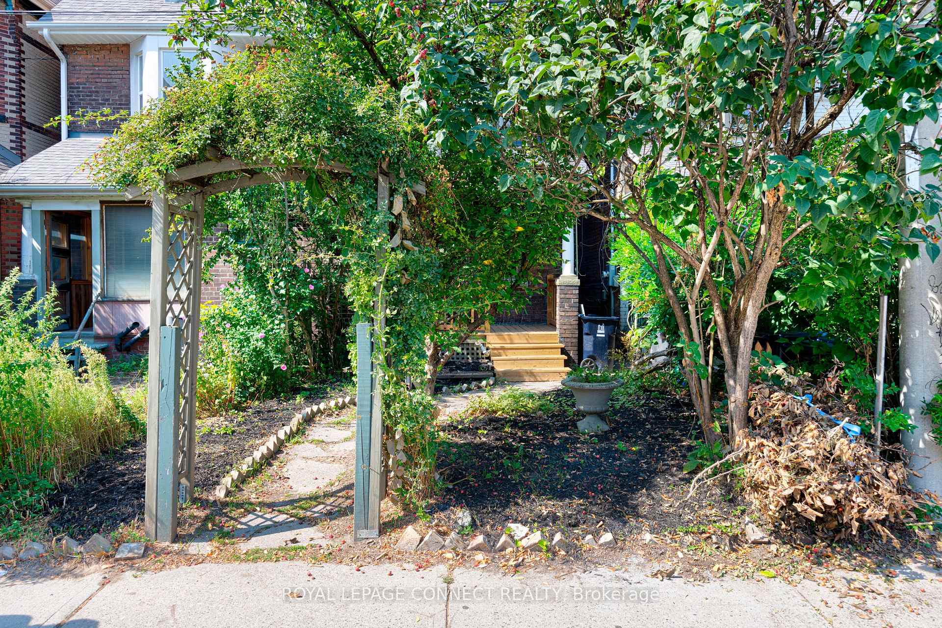 Photo 4 of Unit Upper, 300 Gladstone Avenue, Toronto, Little Portugal — HOMEH