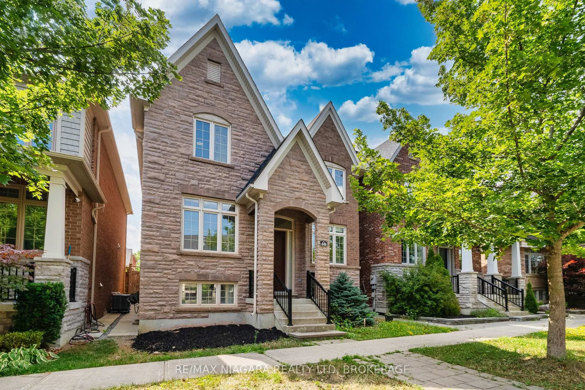 Photo 2 of 40 Dungannon Drive, Markham, Angus Glen — HOMEH