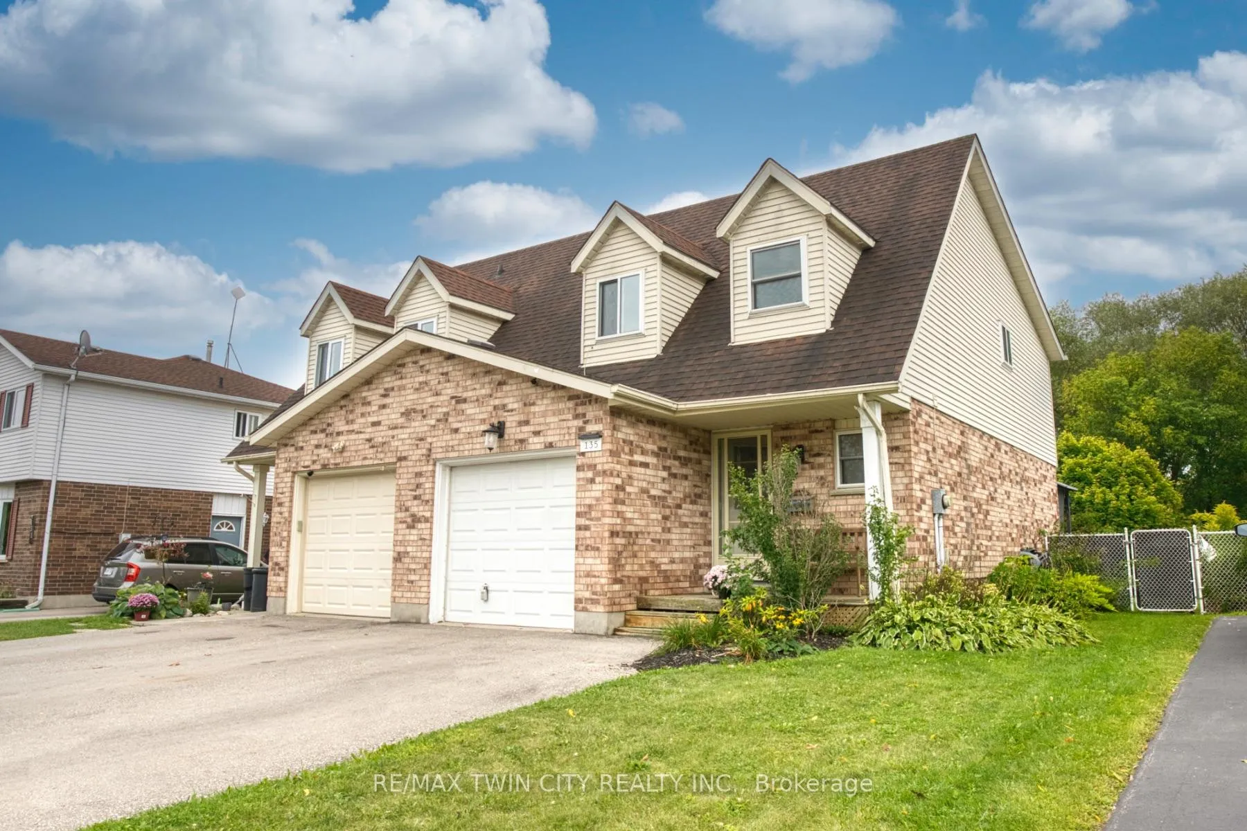 Photo 2 of 135 Eastforest Trail, Kitchener — HOMEH