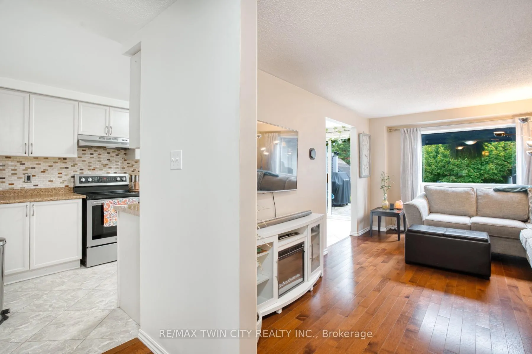 Photo 7 of 135 Eastforest Trail, Kitchener — HOMEH