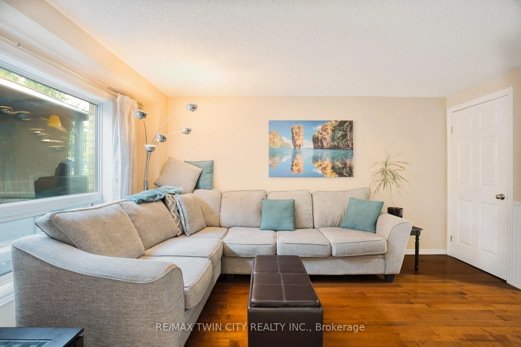 Photo 9 of 135 Eastforest Trail, Kitchener — HOMEH
