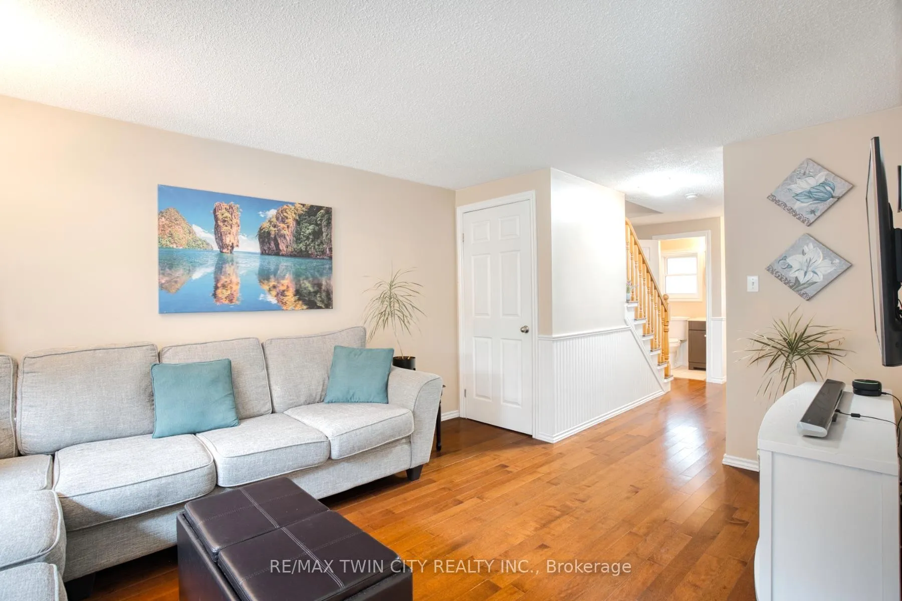 Photo 11 of 135 Eastforest Trail, Kitchener — HOMEH