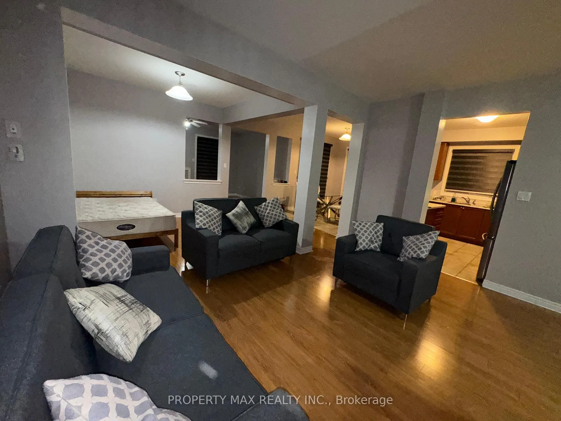 Photo 3 of 6447 Connor Crescent N, Niagara Falls, Forestview — HOMEH