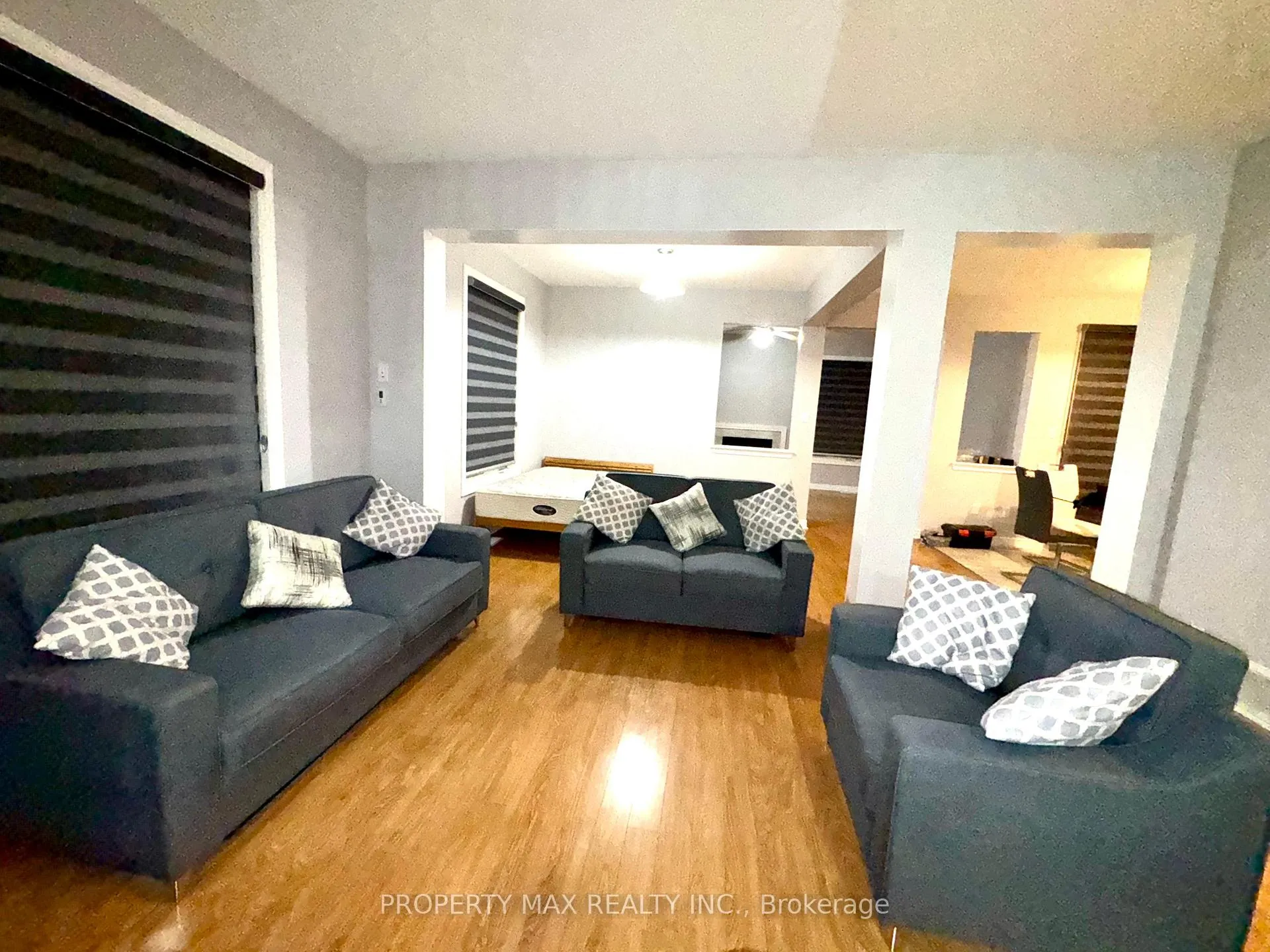 Photo 4 of 6447 Connor Crescent N, Niagara Falls, Forestview — HOMEH